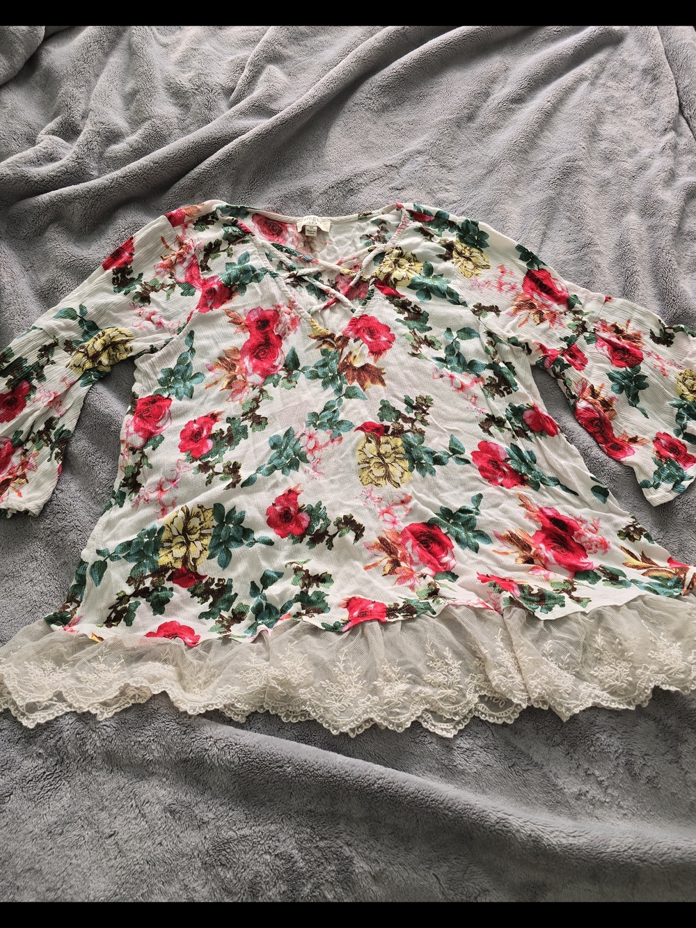 💖=3/$20 Umgee White Floral Lace-Hem Tunic with Pink & Green Roses